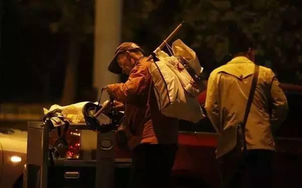 含著淚看完的！一位拾荒老人，溫暖了整個(gè)人間